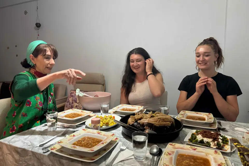 Estambul Auténtica Cena Familiar Turca con Familia Oriental