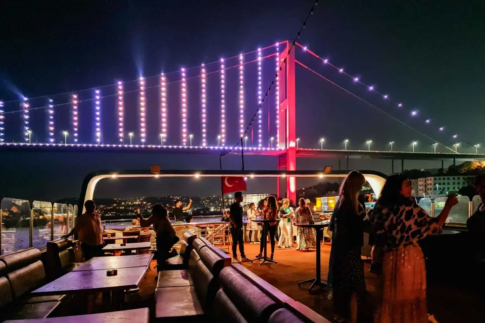 Estambul: Cena en Crucero por el Bósforo con Bebidas y Entretenimiento