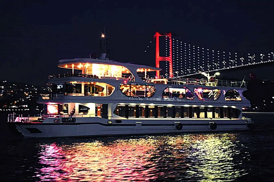 Estambul: Cena en crucero por el Bósforo con bebidas y espectáculo turco