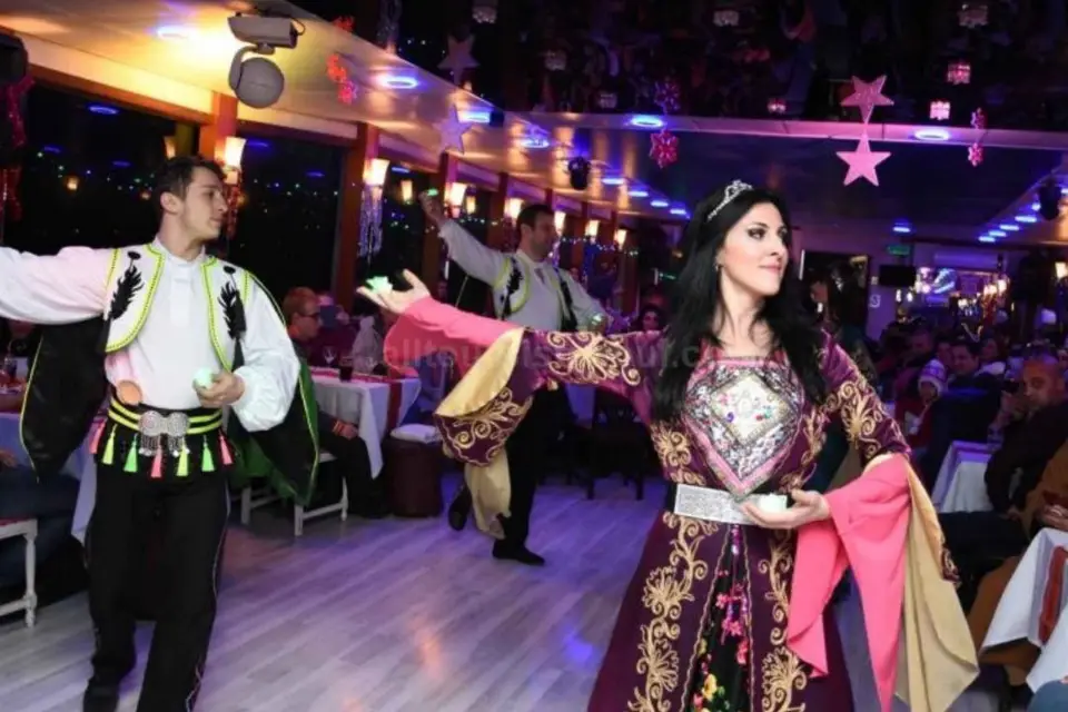 Estambul: Cena en crucero por el Bósforo con bebidas ilimitadas