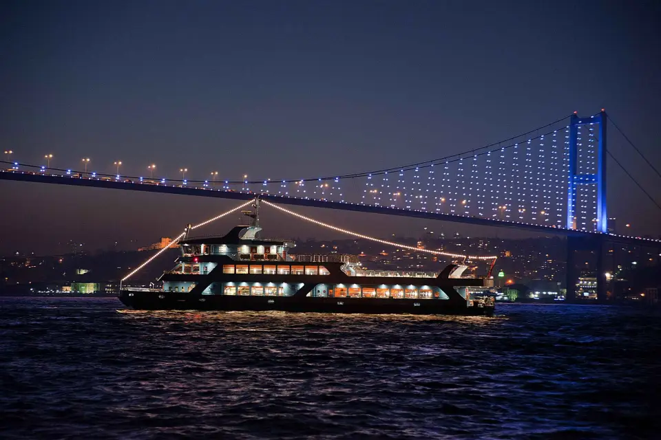 Estambul: Cena en crucero por el Bósforo y espectáculo nocturno turco