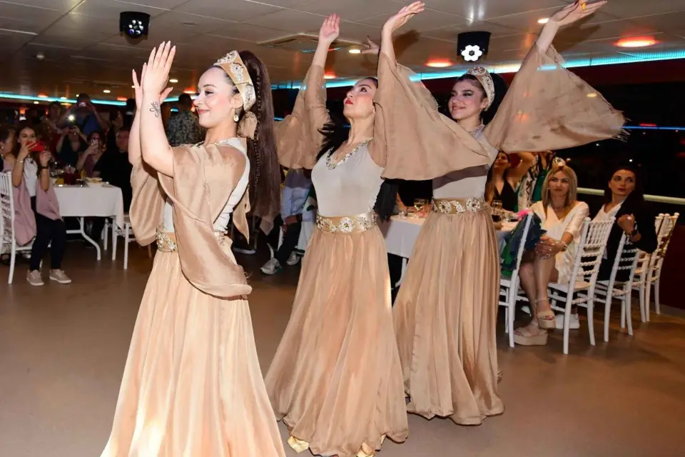 Cena en Crucero por el Bósforo y Espectáculos de Danza
