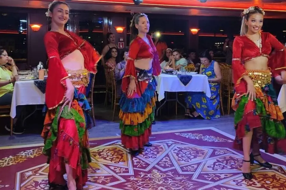 Estambul: Cena Crucero por el Bósforo con Mesa Privada y Espectáculo