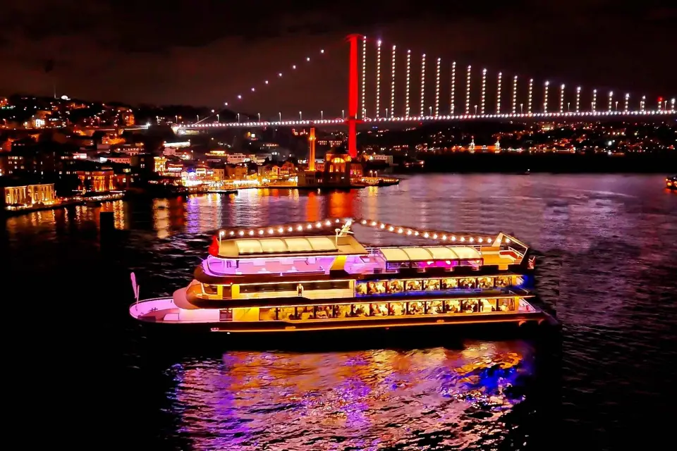 Estambul: Cena Crucero y Espectáculo en el Bósforo con Mesa Privada