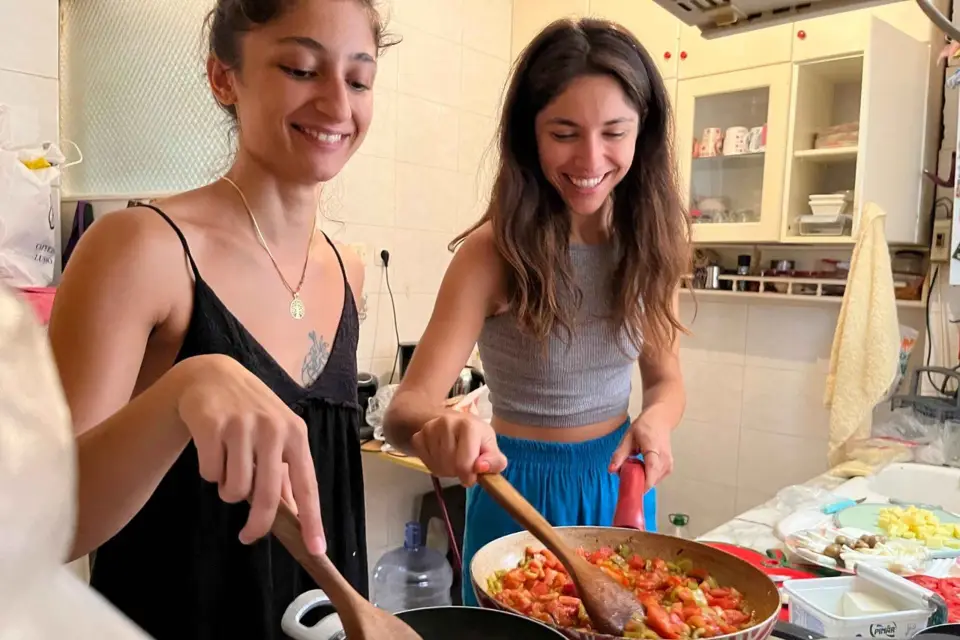 Cocina y come un desayuno turco casero en casa con los lugareños