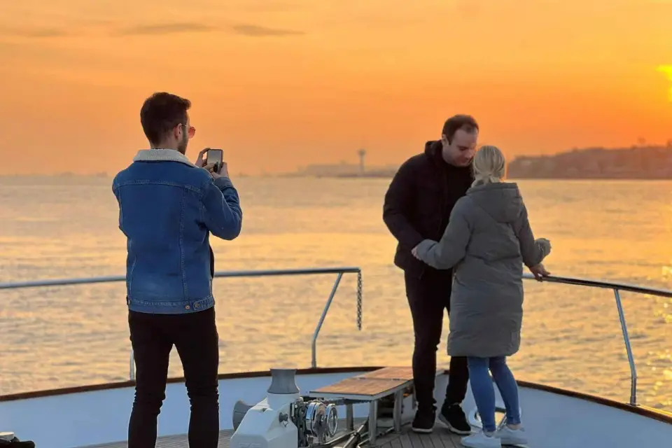 Estambul: Crucero por el Bósforo al atardecer con aperitivos y vino