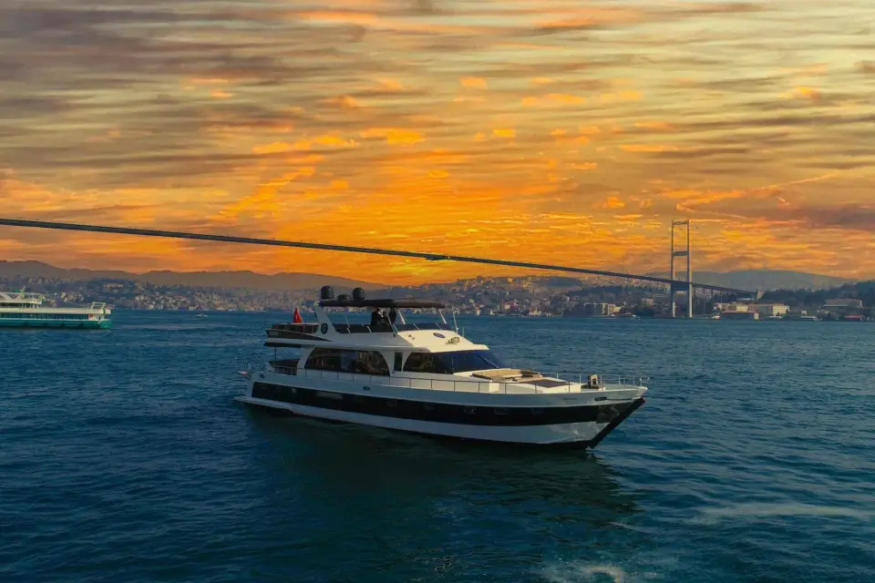 Estambul: Crucero por el Bósforo al atardecer en yate con guía en directo