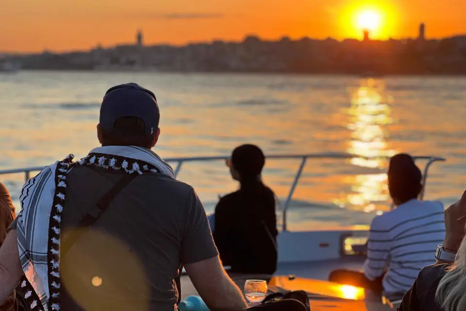 Crucero en yate por el Bósforo al atardecer en Estambul con traslado
