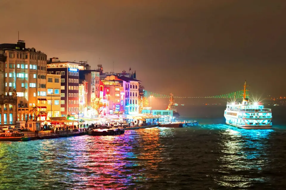 Estambul: crucero por el Bósforo con cena y entretenimiento