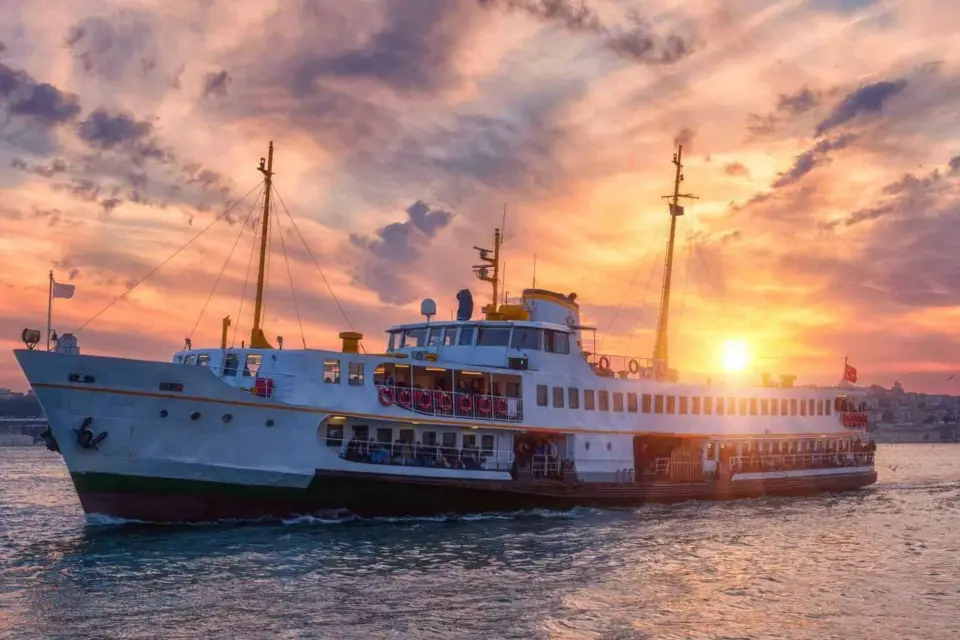 Estambul: Crucero por el Bósforo por la mañana/al atardecer con parada opcional