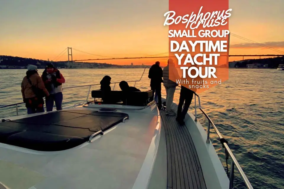 Estambul: Crucero diurno en yate por el Bósforo con fruta y aperitivos
