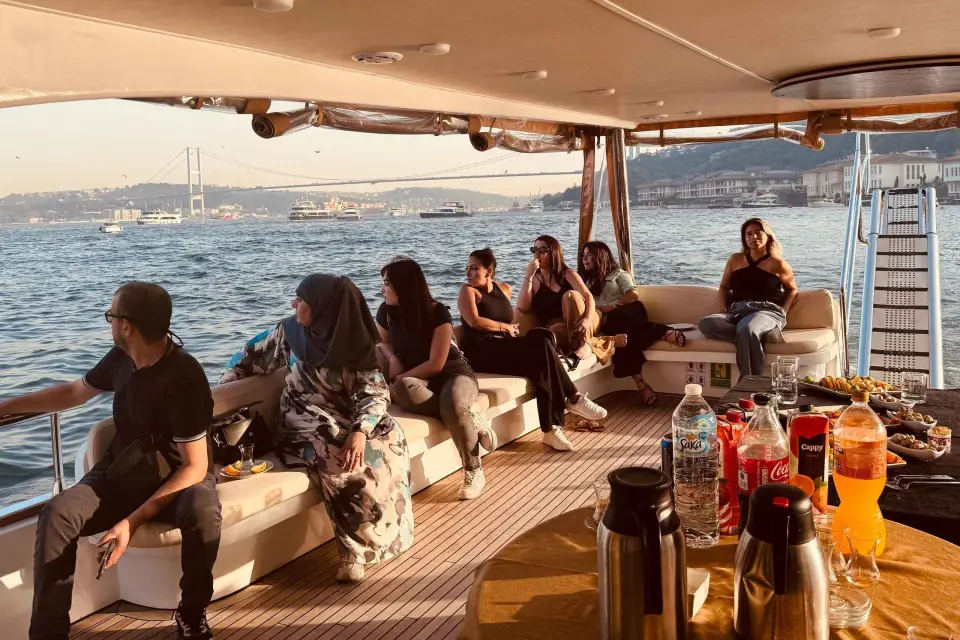 Estambul: Crucero matinal o al atardecer con guía y aperitivos