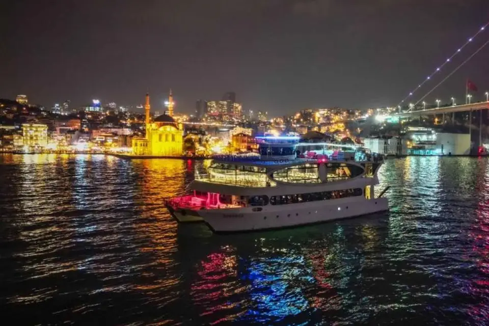 Estambul: Crucero de Nochevieja por el Bósforo con cena y espectáculo