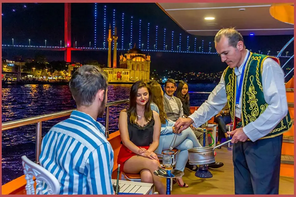 Estambul: Crucero nocturno por el Bósforo con cena y mesa privada