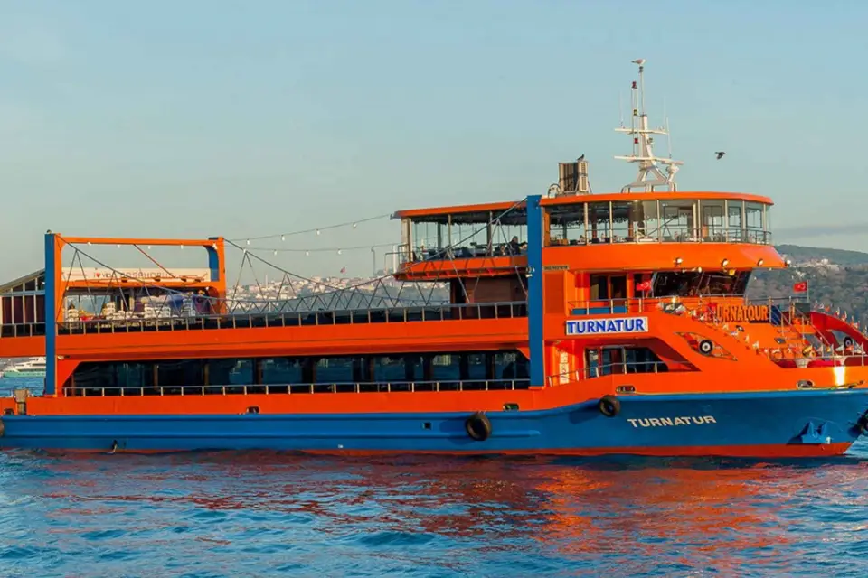 Estambul: Crucero Nocturno Turco por el Bósforo con Mesa Privada