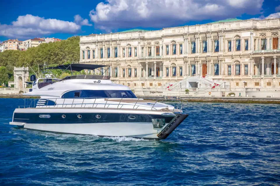Estambul: Crucero privado por el Bósforo en un lujoso yate