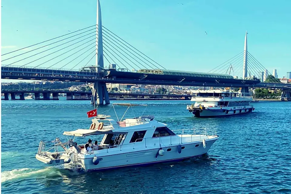 Estambul: Crucero privado en yate por el Bósforo con té y café
