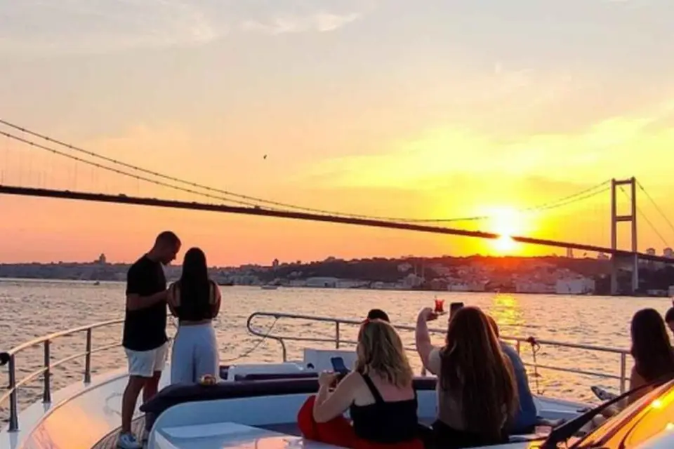 Crucero turístico privado por el Bósforo en yate de lujo