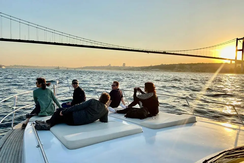 Estambul: Crucero en yate por el Bósforo al atardecer con aperitivos