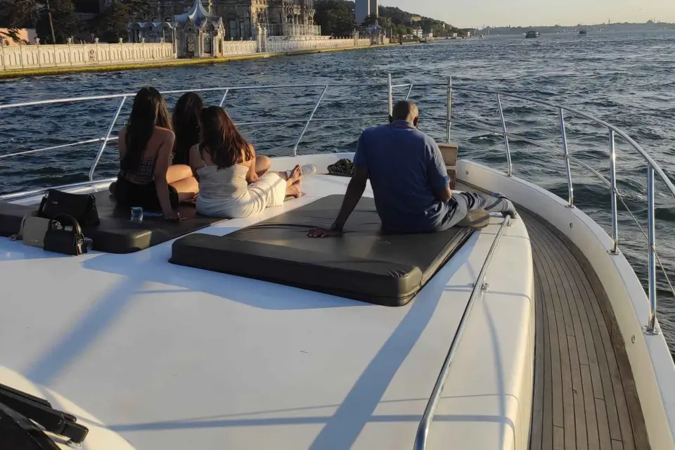 Estambul: Crucero en yate por el Bósforo al atardecer con guía y aperitivos