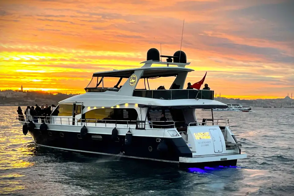 Estambul: Crucero en yate por el Bósforo al atardecer con guía en directo