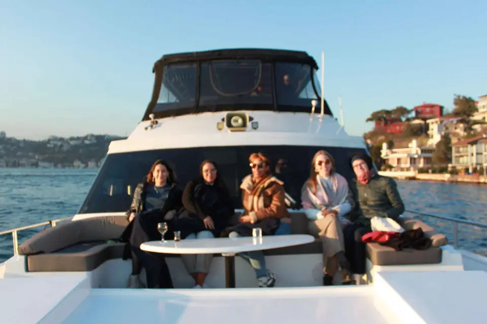 Estambul: Crucero en yate por el Bósforo al atardecer con traslados
