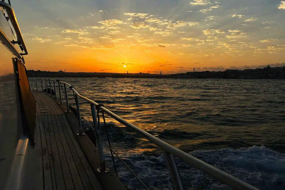 Estambul: Crucero en yate por el Bósforo y el Cuerno de Oro al atardecer