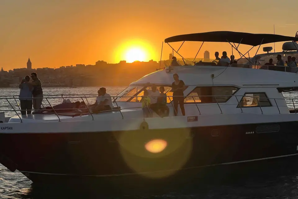 Estambul: Excursión en yate de lujo al atardecer con aperitivos