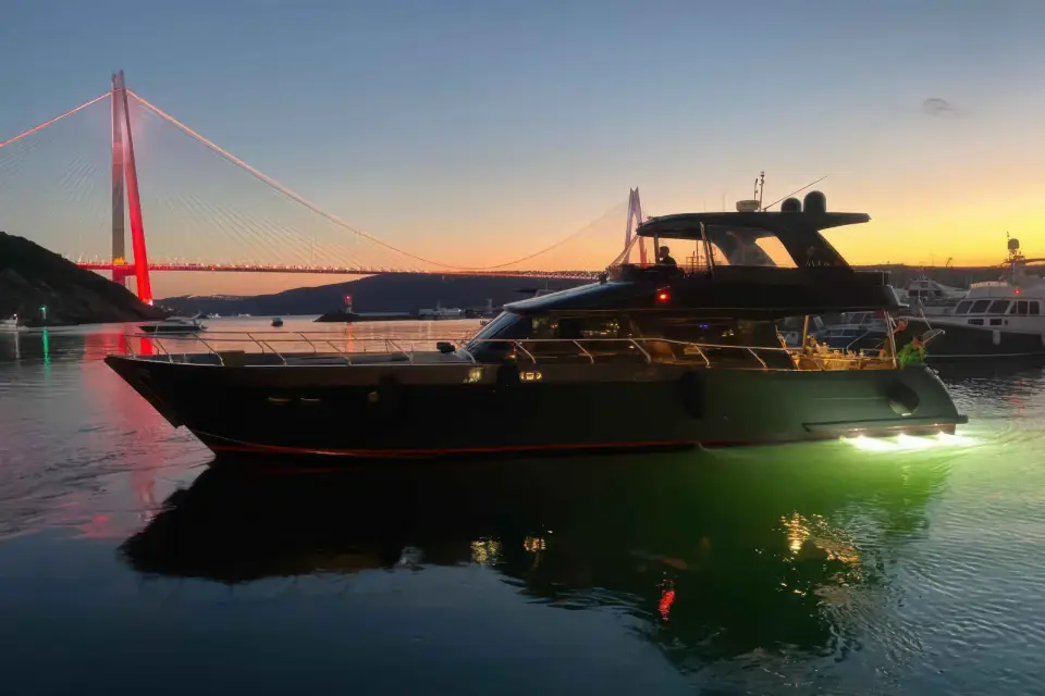 Excursión en Yate de Lujo por Estambul: Disfruta de un Crucero de un Día o al Atardecer