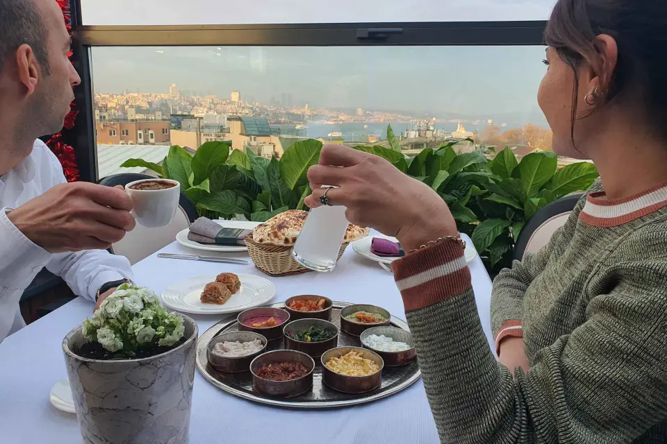 Estambul: Experiencia privada de comida turca con vistas al Bósforo