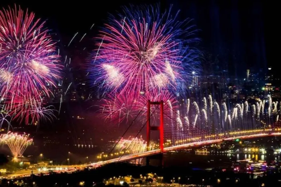 Estambul: Fiesta en barco en el Bósforo por el Año Nuevo en Asia y Europa