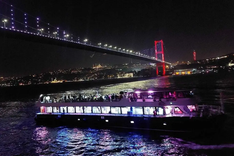 Todo incluido; Crucero con cena por el Bósforo de Estambul con espectáculos en directo