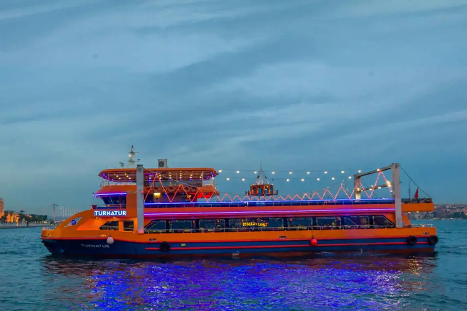 Estambul: Noche Turca en el Bósforo Cena en Crucero