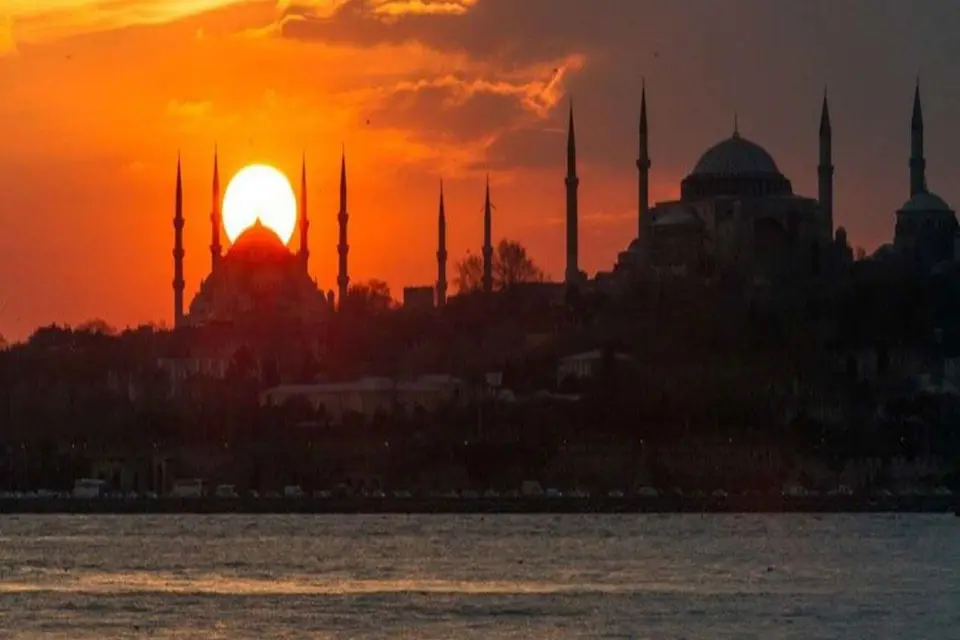 Estambul: Paseo en barco por el Bósforo por la mañana o al atardecer