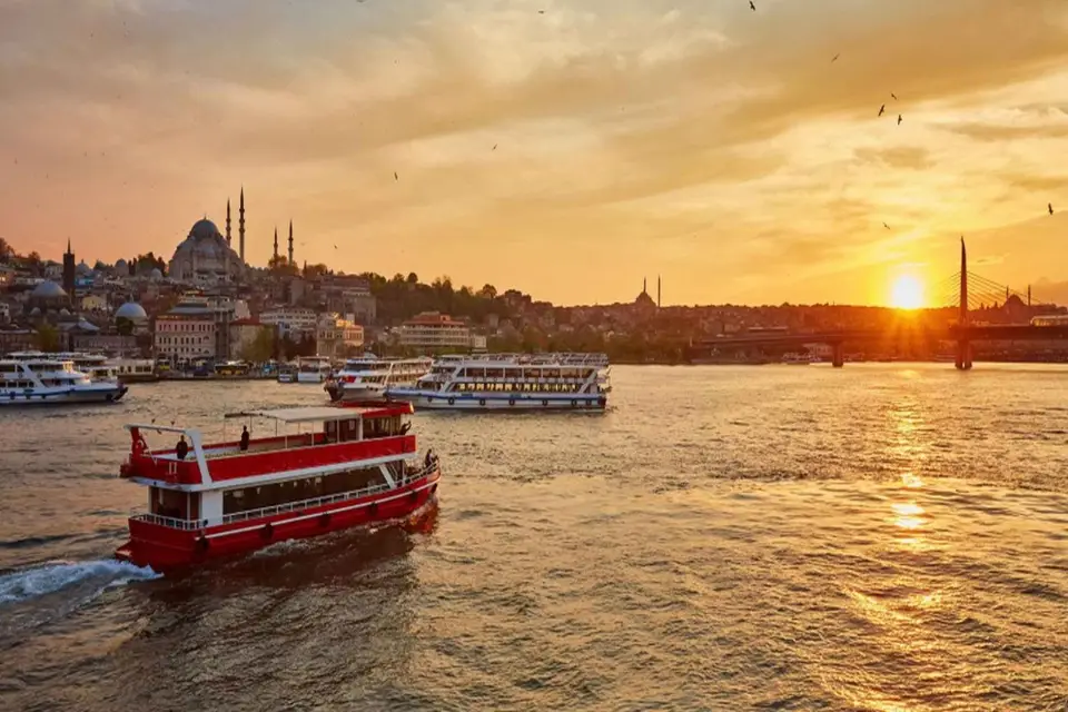 Paseo en barco guiado por el Bósforo al atardecer en Estambul