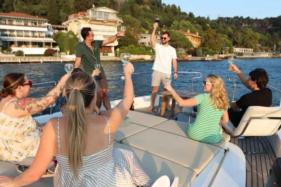 Estambul: tour en grupo reducido en yate con vino ilimitado