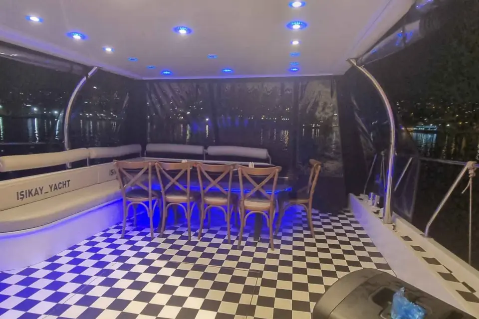 Estambul: Tour privado por el Bósforo en el yate de lujo Eco#6