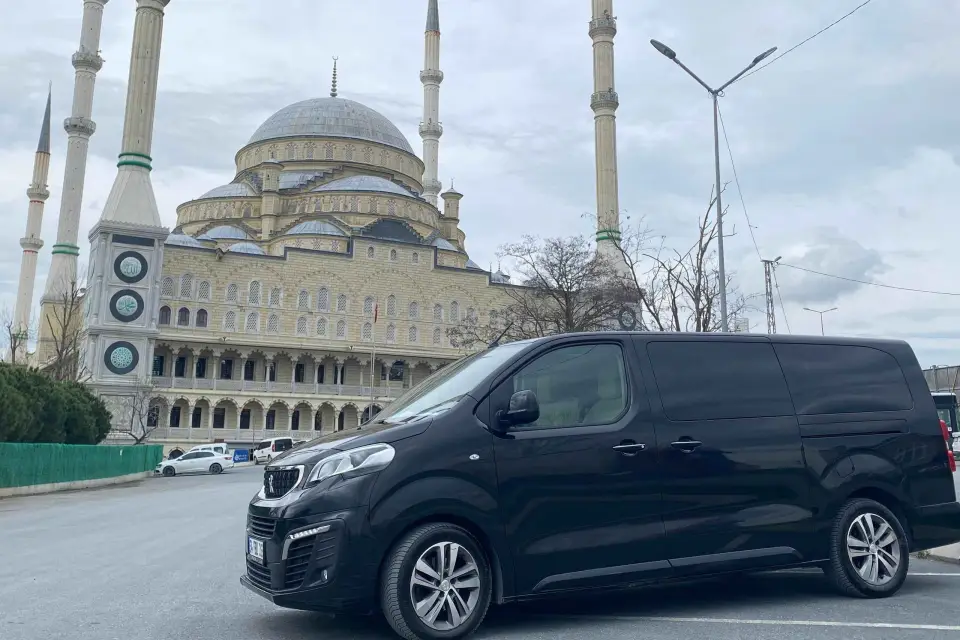 Traslado al aeropuerto Sabiha Gokcen Saw en minivan