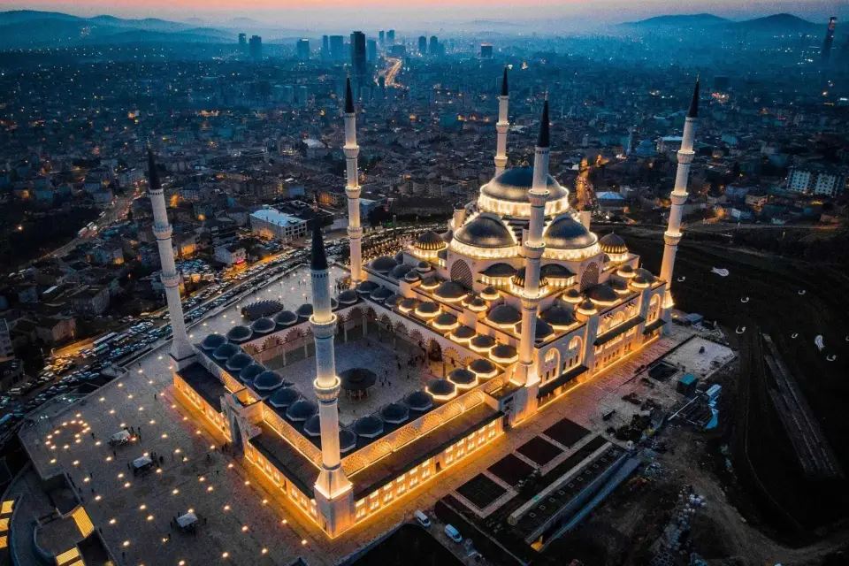 Estambul: Visita a la Mezquita Más Grande de Turquía y la Colina de Camlica