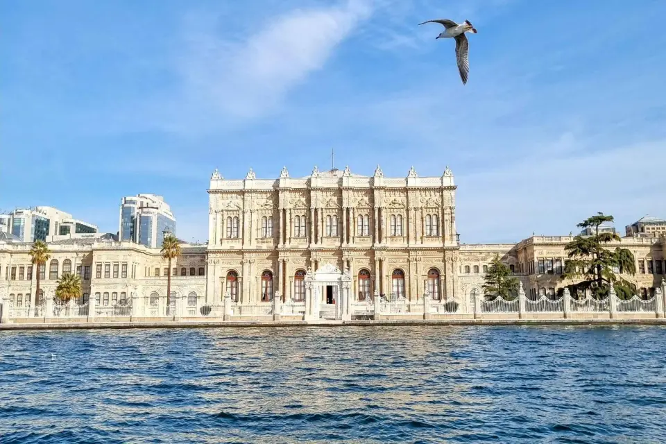 Estambul: Visita al Palacio de Dolmabahçe y crucero en yate al atardecer