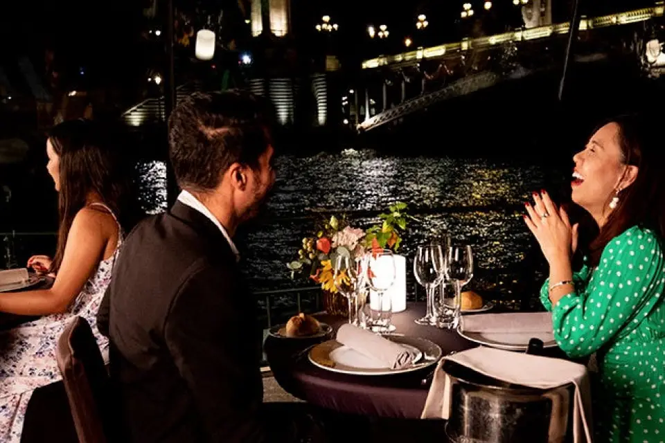 Crucero por el Sena desde la Torre Eiffel con cena