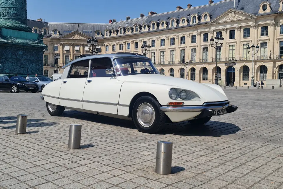 Tour en Citroën DS por París