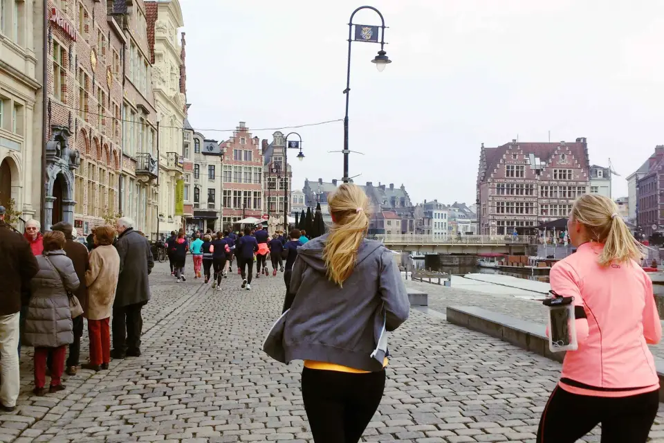 Carrera y tour turístico por Gante