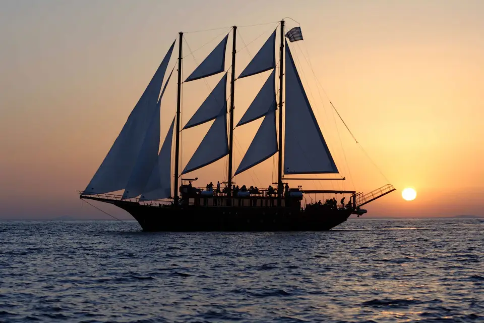 Excursión en barco por Santorini al atardecer