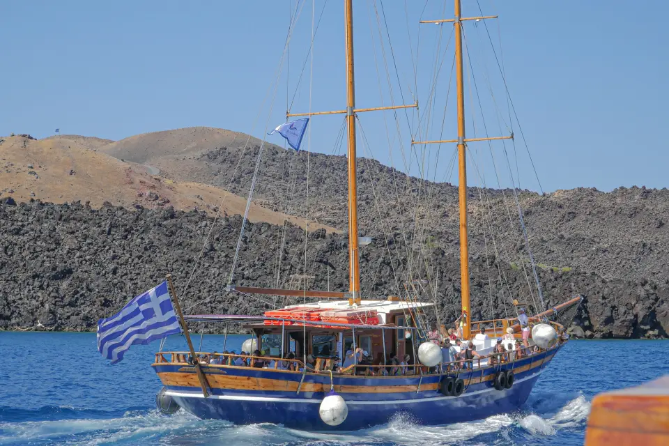 Paseo en barco por la Caldera de Santorini