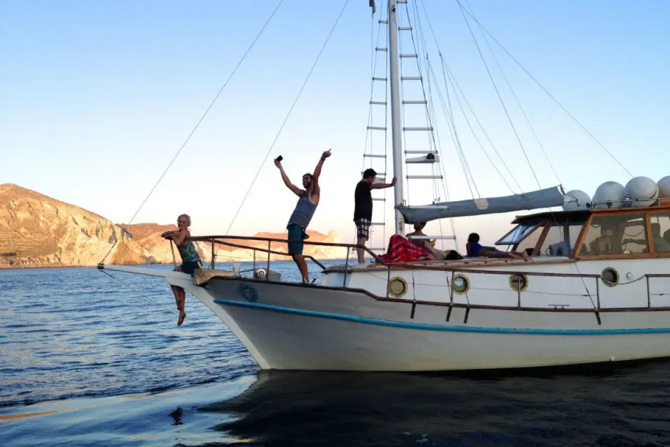 Paseo en barco tradicional por la Caldera de Santorini con comida