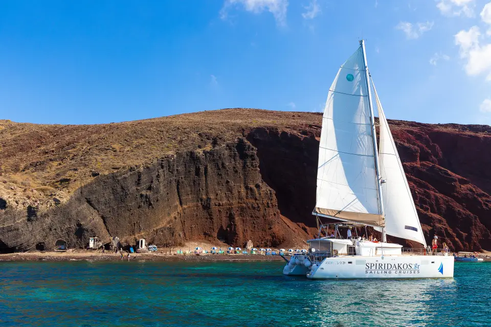 Paseo en catamarán por la Caldera de Santorini con comida
