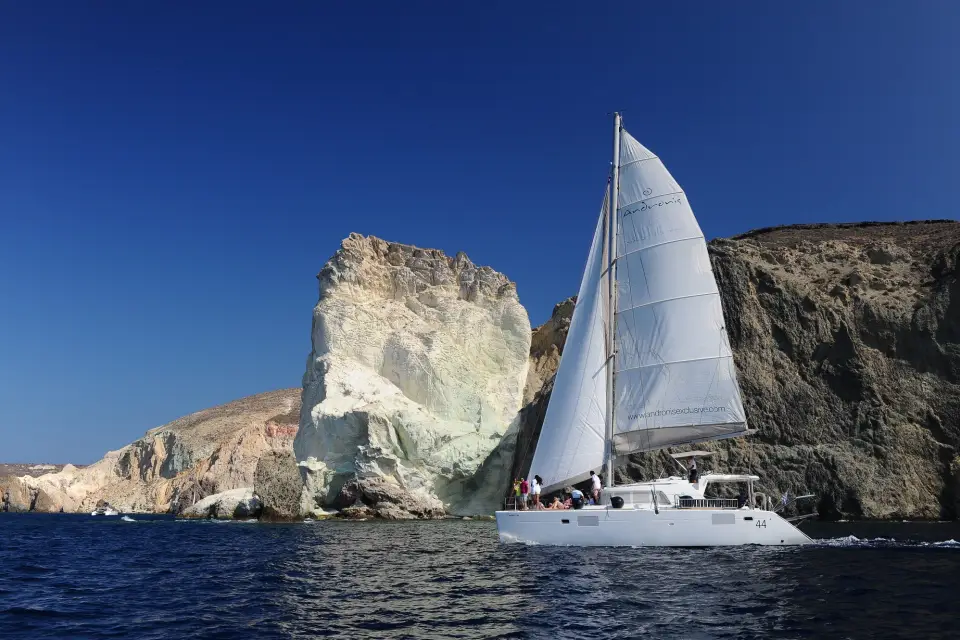 Paseo privado en catamarán por la Caldera de Santorini