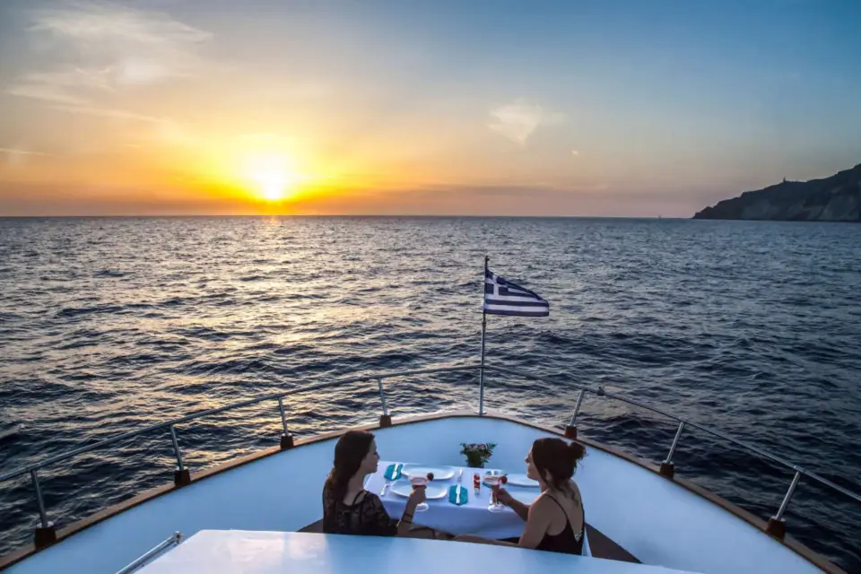 Paseo en yate al atardecer con cena por la caldera de Santorini