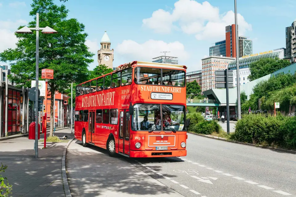 Hamburgo: Autobús turístico con paradas libres y crucero por el puerto o el Alster